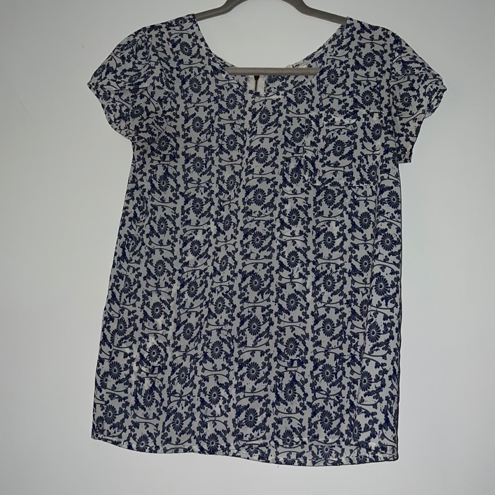 Small Japna Floral Pattern Short Sleeve Blouse with Zipper in Back.